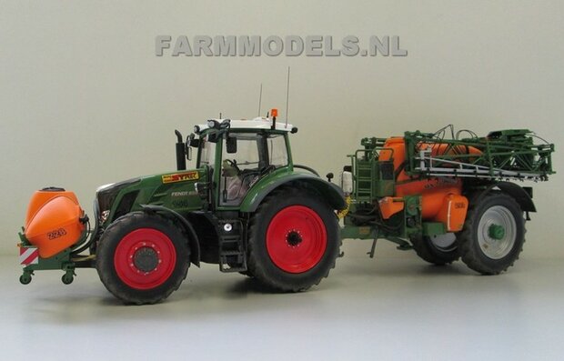 039. Fendt 828 rondom op smalle Ma&iuml;sset banden, met Amazone spuitcombinatie