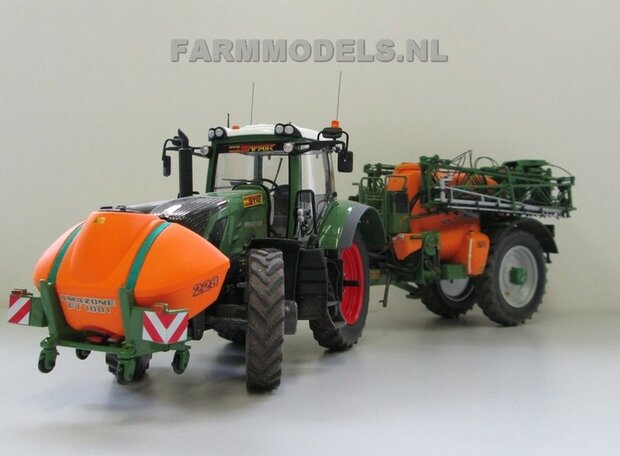 039. Fendt 828 rondom op smalle Ma&iuml;sset banden, met Amazone spuitcombinatie