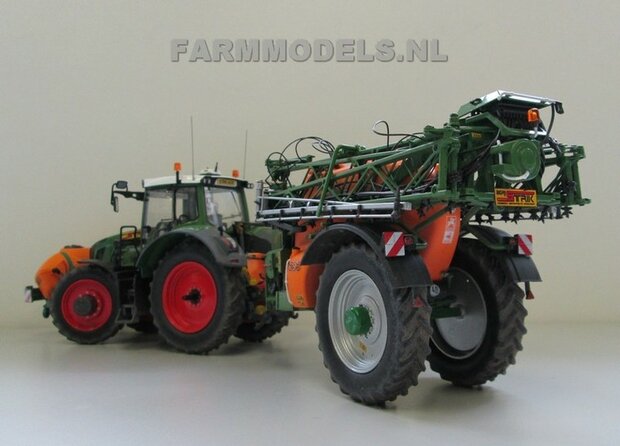 039. Fendt 828 rondom op smalle Ma&iuml;sset banden, met Amazone spuitcombinatie