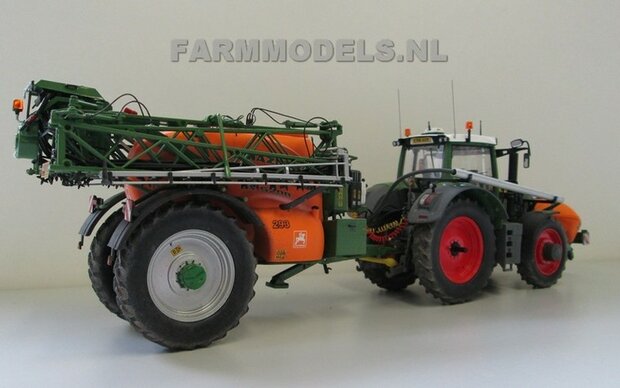 039. Fendt 828 rondom op smalle Ma&iuml;sset banden, met Amazone spuitcombinatie