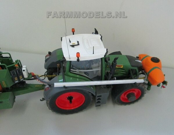 039. Fendt 828 rondom op smalle Ma&iuml;sset banden, met Amazone spuitcombinatie