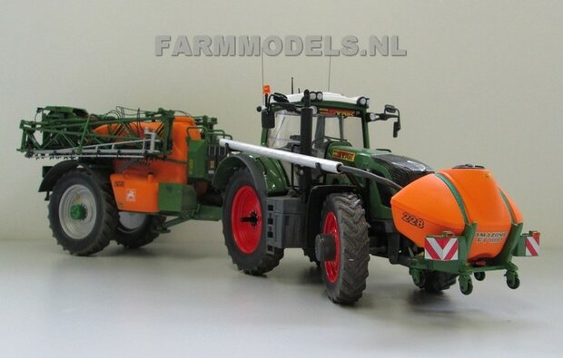 039. Fendt 828 rondom op smalle Ma&iuml;sset banden, met Amazone spuitcombinatie