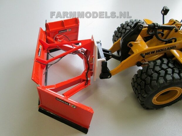 920. Uitleg Holaras Ma&Iacute;s schuif aan New Holland shovel, schaal 1:32, m.b.v. Farmmodels snel wisselset