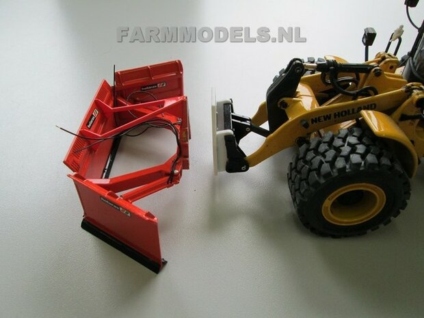 920. Uitleg Holaras Ma&Iacute;s schuif aan New Holland shovel, schaal 1:32, m.b.v. Farmmodels snel wisselset