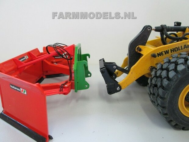 920. Uitleg Holaras Ma&Iacute;s schuif aan New Holland shovel, schaal 1:32, m.b.v. Farmmodels snel wisselset