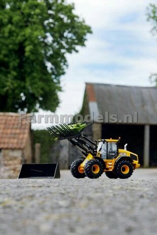 JCB 419S Farm Master met bak en grasvork 1:32 Britains   BR43223