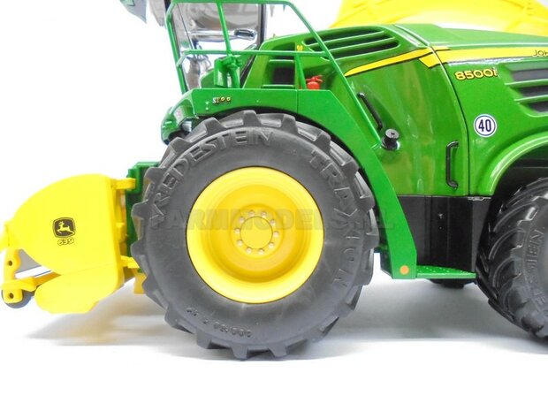 &Oslash;&nbsp; 68 x 32 mm: JOHN DEERE 8500i: 2x Vredestein banden + ALUMINIUM Velgen BLANK geleverd voor de vooras van de  John Deere 8500i hakselaar, 1:32            
