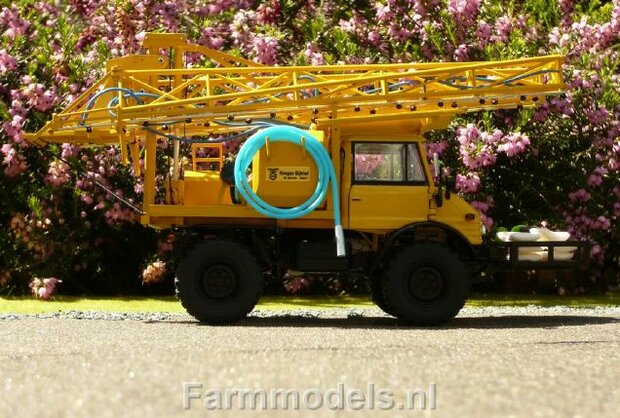 702. Unimog met Hoegendijkhof opbouw spuit