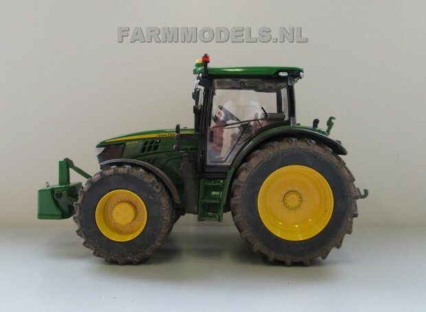 324. John Deere 6125R op brede sloffen