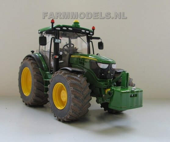 324. John Deere 6125R op brede sloffen