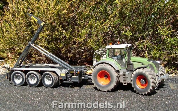 203. Loonbedrijf Houkes met nieuwe Fendt 939 en VMR carrier met container en platte bak voor transport hooi en stro pakken