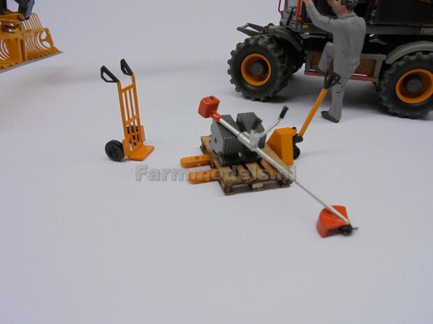 Rugmaaier/ Bosmaaier GEKLEURD geleverd, handmatig geschilderd Farmmodels, 1:32