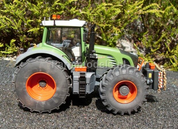 203.  Lekkere lompe sleeptrekker, de Fendt 939 op brede banden zonder spatborden