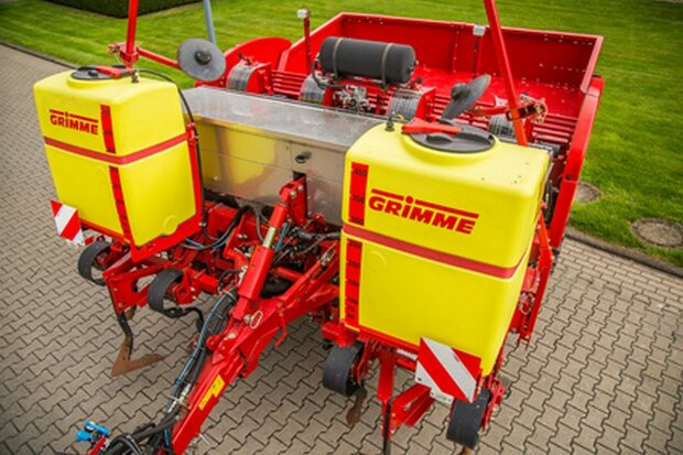 3x GRIMME stickers ROOD op Transparant 2 mm hoog Pr&eacute;-Cut Decals 1:32 Farmmodels.nl 