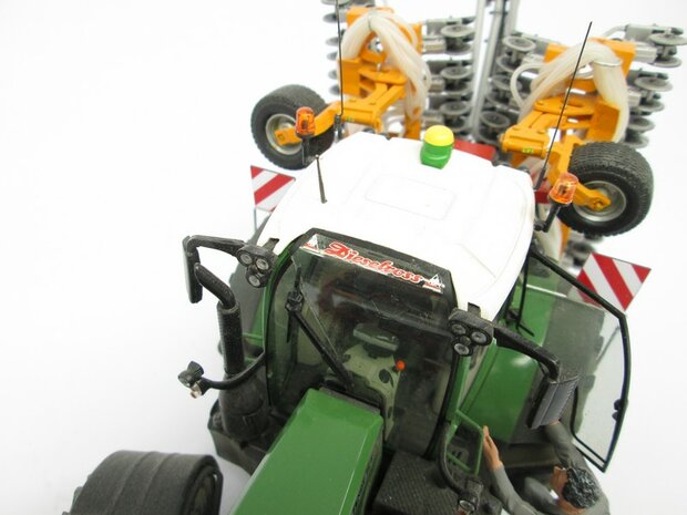 2x Dieselross met Logo&#039;s sticker WIT/ROOD op Transparant 27 mm breed Pr&eacute;-Cut Decals 1:32 Farmmodels.nl 