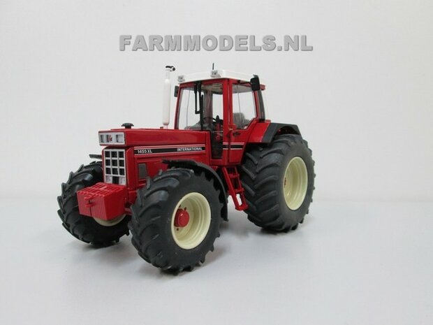 452. Case + IH International 1255XL / 1455XL  op brede voor + achter banden