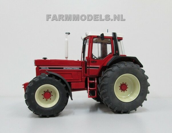 452. Case + IH International 1255XL / 1455XL  op brede voor + achter banden