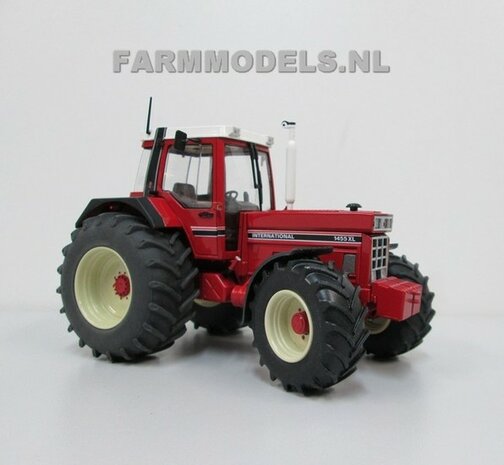 452. Case + IH International 1255XL / 1455XL  op brede voor + achter banden