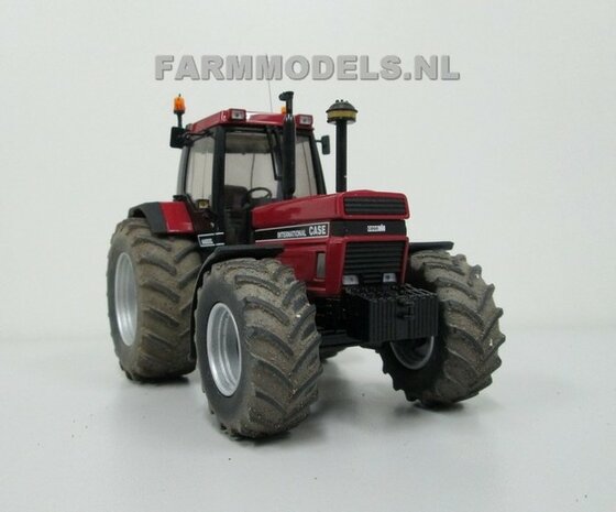 452. Case + IH International 1255XL / 1455XL  op brede voor + achter banden