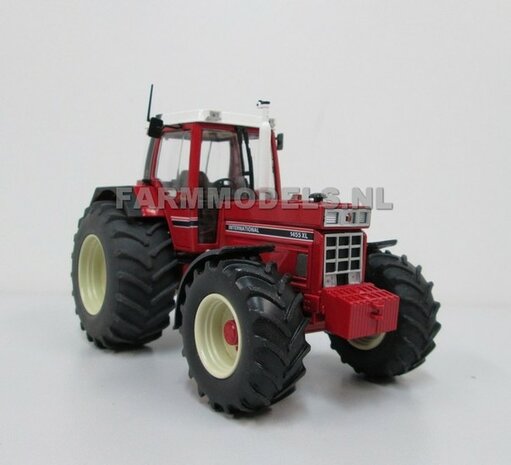 452. Case + IH International 1255XL / 1455XL  op brede voor + achter banden