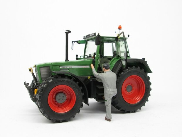 2x FENDT FAVORIT 822 TURBOSHIFT met 4 KOELROOSTER stickers Pr&eacute;-Cut Decals 1:32 Farmmodels.nl 