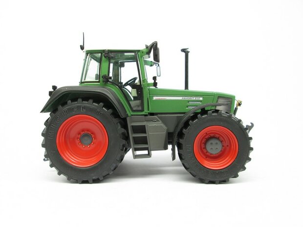 2x FENDT FAVORIT 822 TURBOSHIFT met 4 KOELROOSTER stickers Pr&eacute;-Cut Decals 1:32 Farmmodels.nl 