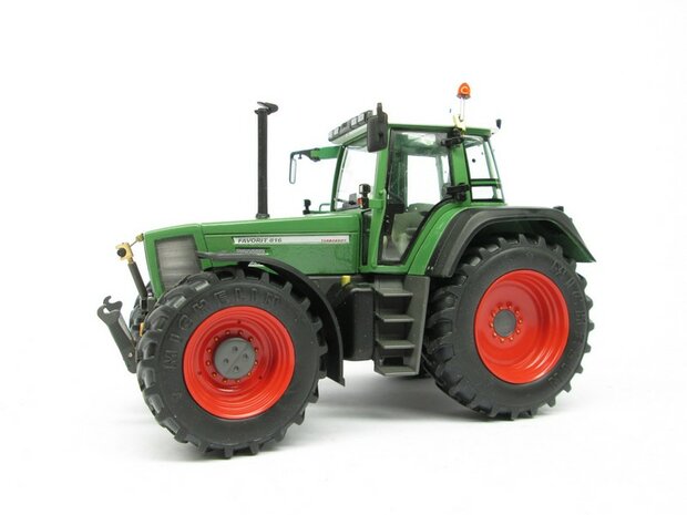 2x FENDT FAVORIT 816 TURBOSHIFT met 4 KOELROOSTER stickers Pr&eacute;-Cut Decals 1:32 Farmmodels.nl 