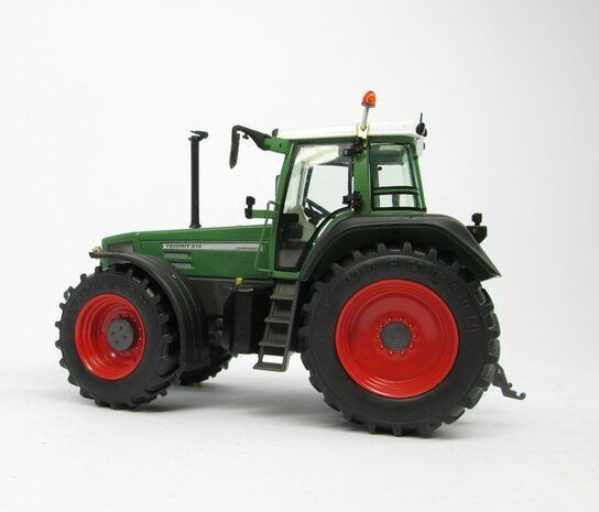 2x FENDT FAVORIT 816 TURBOSHIFT met 4 KOELROOSTER stickers Pr&eacute;-Cut Decals 1:32 Farmmodels.nl 