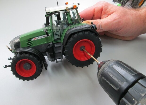 Brede bandenset met aluminium achteras velgen, Fendt ROOD geleverd, geschikt voor de WeiseToys Fendt 926/ 930 Gen II en Gen. III  1:32                        