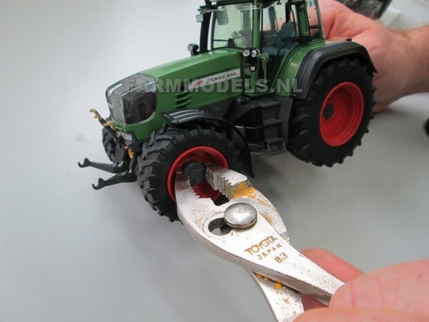 Brede bandenset met aluminium achteras velgen, Fendt ROOD geleverd, geschikt voor de WeiseToys Fendt 926/ 930 Gen II en Gen. III  1:32                        