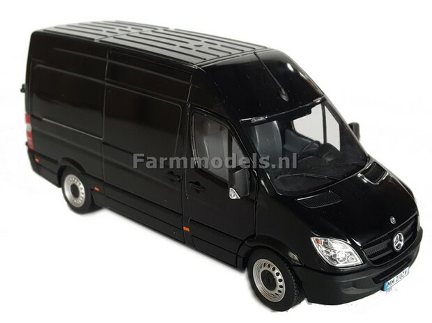 ZWART Mercedes-Benz Sprinter + FREE GIFT (vetspuit) 1:32 MM1905-02