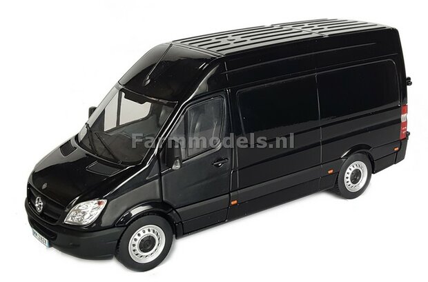 ZWART Mercedes-Benz Sprinter + FREE GIFT (vetspuit) 1:32 MM1905-02