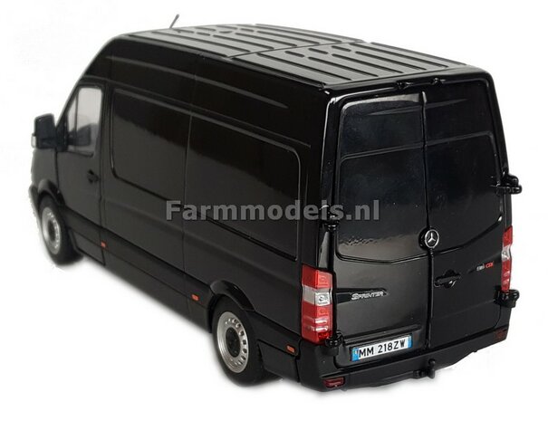 ZWART Mercedes-Benz Sprinter + FREE GIFT (vetspuit) 1:32 MM1905-02