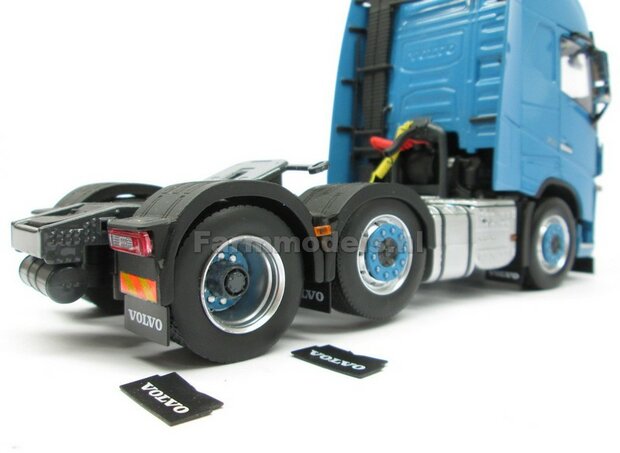 2x Spatlap met Volvo bedrukking ong. 20 x 8 mm, afkomstig achteras truck Flexibel rubber 1:32