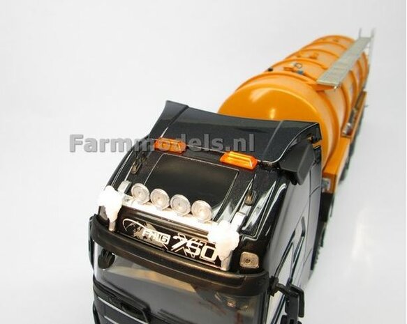 Cabine dakrand Lichtbalk met 4 lampen en 2 oranje zwaailichten, origineel Volvo FH16 item 1:32                                      