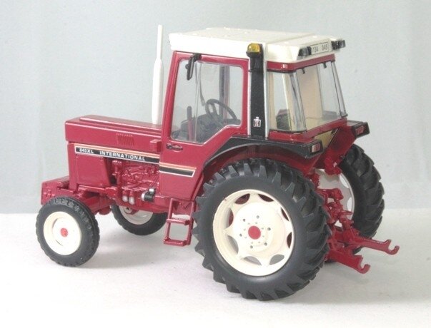 IH 845XL International 2WD Zwarte spatborden 1:32 Replicagri REP082