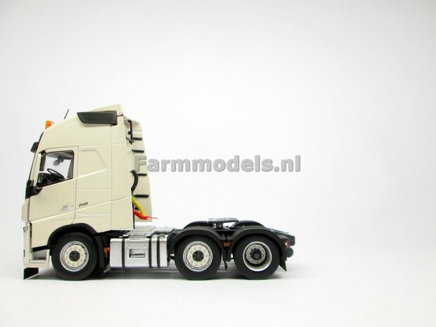 2x BLANK/ niet gespoten velgringen &Oslash; 13.7mm  t.b.v (Volvo FH16) achteras MarGe models truck, 1:32 