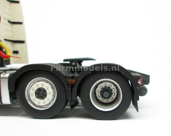 2x BLANK/ niet gespoten velgringen &Oslash; 13.7mm  t.b.v (Volvo FH16) achteras MarGe models truck, 1:32 