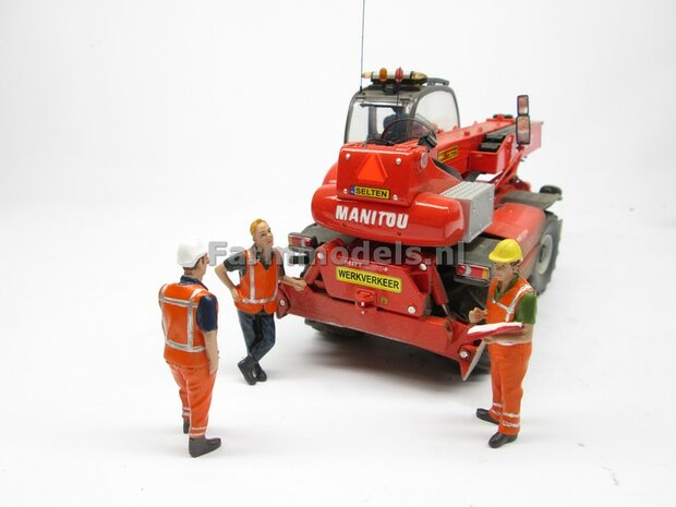 Bouwvakker/ wegwerker/ grondwerker denkt na. met veiligheid overall en helm 1:32  ADF32143  