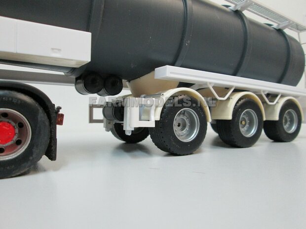 PVC Mestopleggertank ZONDER toebehoren 1:32 