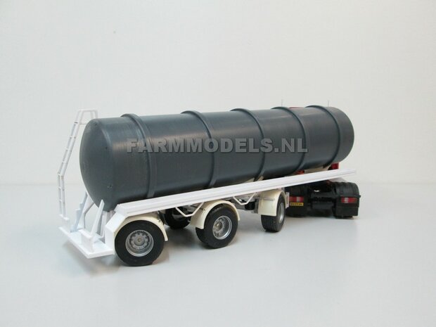 PVC Mestopleggertank ZONDER toebehoren 1:32 