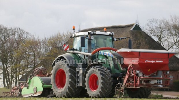 Friese Vlag stickers 2 stuks 20 x 80,6 mm Pr&eacute;-Cut Decals 1:32 Farmmodels.nl