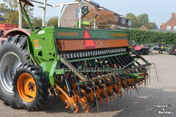 4x LOGO AMAZONE ORANJE stickers op Transparant 3 mm hoog Pr&eacute;-Cut Decals 1:32 Farmmodels.nl 