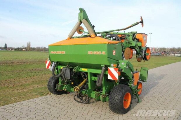 AMAZONE ORANJE-WIT logo 4x decal 14 mm hoog Pr&eacute;-Cut Decals 1:32 Farmmodels.nl 