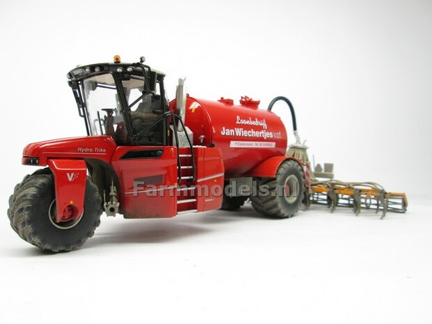 COMBISET: Dirty &amp; ND-VERVAET Hydro Trike STOF- &amp; MESTLOOK + VEENHUIS Bouwlandbemester (Verkruimelrollen) RED TANK + Wiechertjes LOGO 1:32   MM1819-Wiechertjes-3-COMBI-D