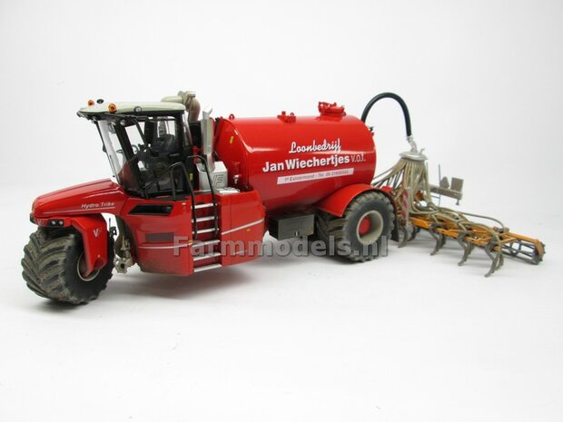 COMBISET: Dirty &amp; ND-VERVAET Hydro Trike STOF- &amp; MESTLOOK + VEENHUIS Bouwlandbemester (Verkruimelrollen) RED TANK + Wiechertjes LOGO 1:32   MM1819-Wiechertjes-3-COMBI-D