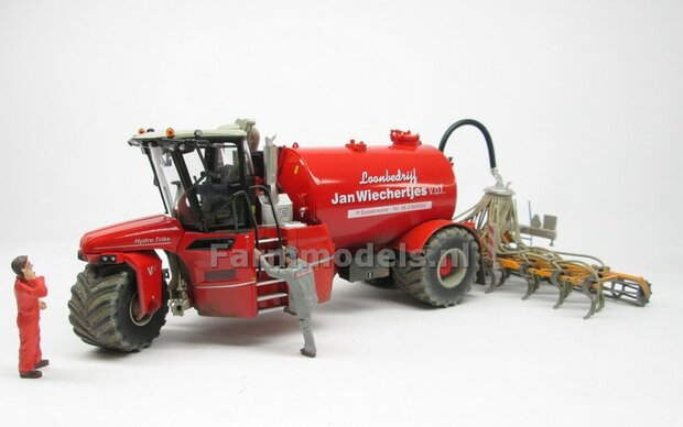 COMBISET: Dirty &amp; ND-VERVAET Hydro Trike STOF- &amp; MESTLOOK + VEENHUIS Bouwlandbemester (Verkruimelrollen) RED TANK + Wiechertjes LOGO 1:32   MM1819-Wiechertjes-3-COMBI-D