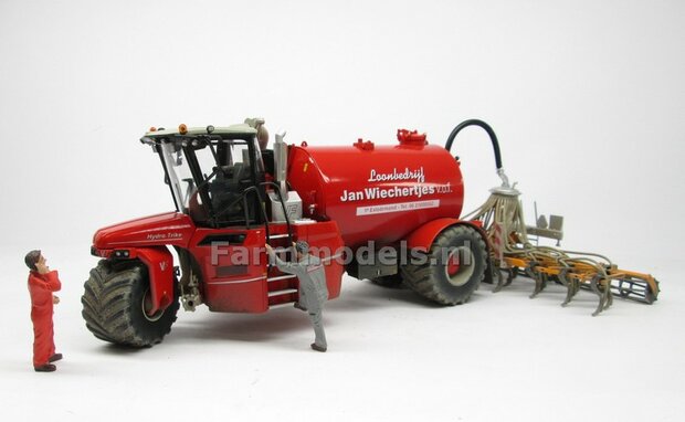 COMBISET: Dirty &amp; ND-VERVAET Hydro Trike STOF- &amp; MESTLOOK + VEENHUIS Bouwlandbemester (Verkruimelrollen) RED TANK + Wiechertjes LOGO 1:32   MM1819-Wiechertjes-3-COMBI-D