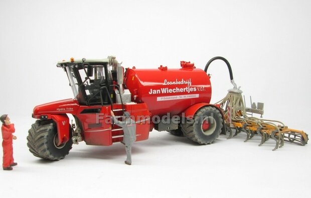 COMBISET: Dirty &amp; ND-VERVAET Hydro Trike STOF- &amp; MESTLOOK + VEENHUIS Bouwlandbemester (Verkruimelrollen) RED TANK + Wiechertjes LOGO 1:32   MM1819-Wiechertjes-3-COMBI-D