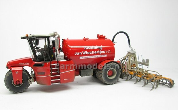 COMBISET: Dirty &amp; ND-VERVAET Hydro Trike STOF- &amp; MESTLOOK + VEENHUIS Bouwlandbemester (Verkruimelrollen) RED TANK + Wiechertjes LOGO 1:32   MM1819-Wiechertjes-3-COMBI-D